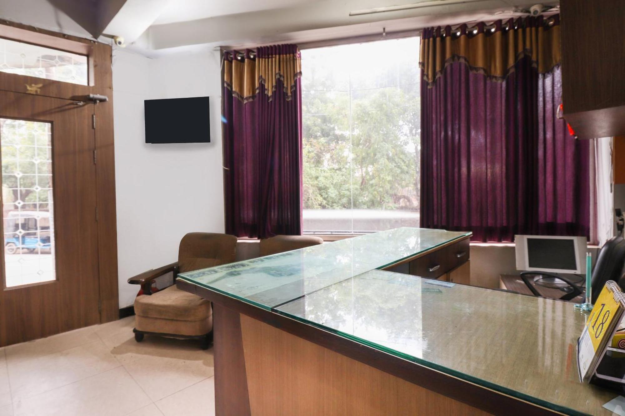 Oyo 69402 Yogeshwar Dhaam Otel Vrindāvan Dış mekan fotoğraf
